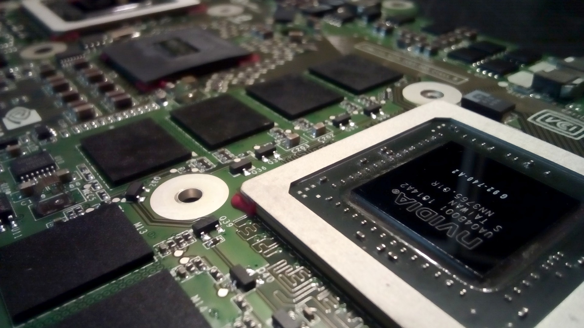 gpidu电路板(nvidia-gpu-electronic_爱给网_aigei_com.jpg